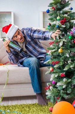 Adam noel partisinden sonra akşamdan kalma.