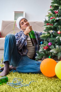 Adam noel partisinden sonra akşamdan kalma.