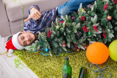 Adam noel partisinden sonra akşamdan kalma.