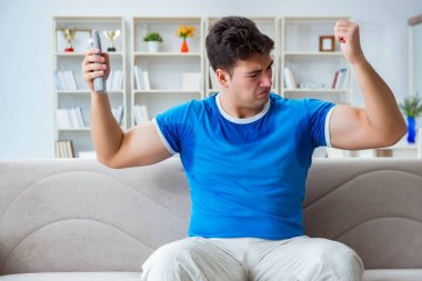 Adamın evde aşırı derecede terlemesi ve kötü kokması.