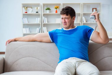 Adamın evde aşırı derecede terlemesi ve kötü kokması.