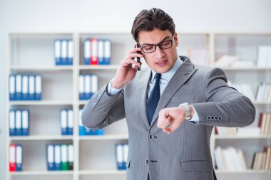 Ofiste çalışan genç bir işadamı.