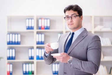 Ofiste çalışan genç bir işadamı.