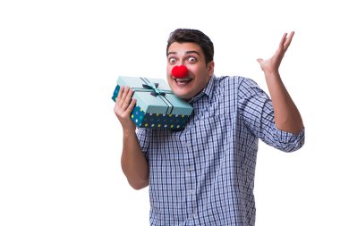 Kırmızı burunlu komik bir adam bir alışveriş çantası hediye tutuyor.