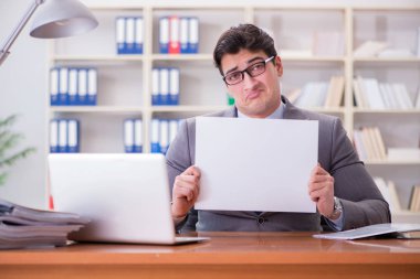 Ofisteki işadamı elinde boş bir mesaj panosu tutuyor.