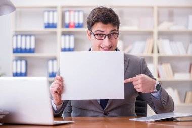 Ofisteki işadamı elinde boş bir mesaj panosu tutuyor.