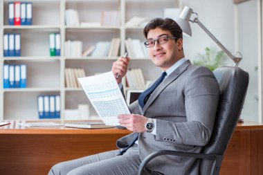 Ofiste çalışan genç bir işadamı.