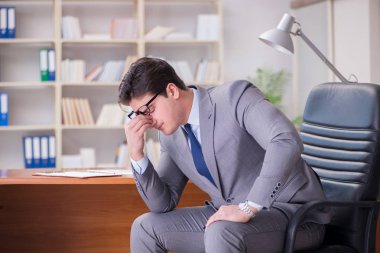 Ofiste çalışan genç bir işadamı.