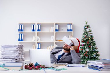 Genç işadamı Noel 'i ofiste kutluyor.