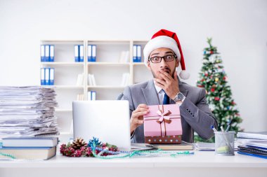 Genç işadamı Noel 'i ofiste kutluyor.