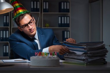 Adam ofiste doğum gününü kutluyor.