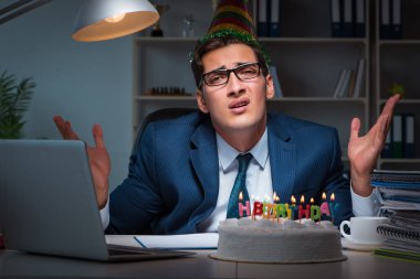 Adam ofiste doğum gününü kutluyor.