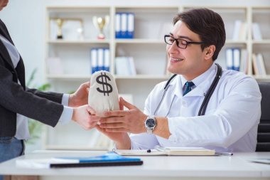 Sağlık sigortası dolandırıcılığı konseptinde genç doktor