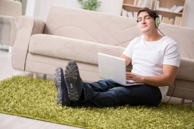 Freelancer evde çalışıyor ve müzik dinliyor.