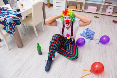 Sarhoş palyaço evde parti veriyor.