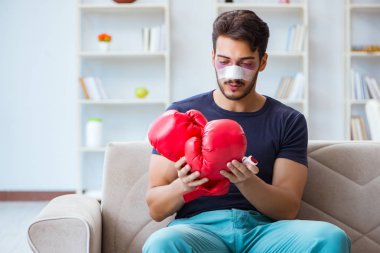 Genç adam spor maçında mağlup oldu.