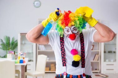 Komik palyaço evde temizlik yapıyor.