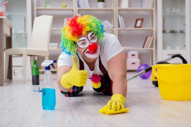Komik palyaço evde temizlik yapıyor.