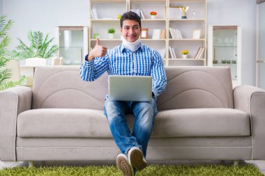 Evden çalışan boyunluk takan serbest çalışan bir adam.