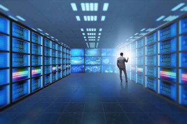 İş adamıyla büyük veri yönetimi kavramı