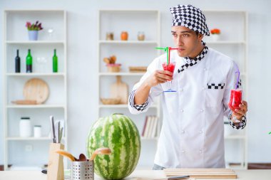 Mutfakta karpuzlu bir erkek aşçı.