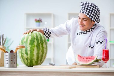 Mutfakta karpuzlu bir erkek aşçı.