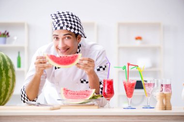 Mutfakta karpuzlu bir erkek aşçı.