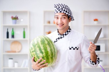 Mutfakta karpuzlu bir erkek aşçı.