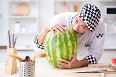 Mutfakta karpuzlu bir erkek aşçı.