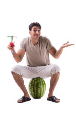 Karpuzlu genç adam beyazda izole edilmiş.