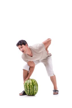 Karpuzlu genç adam beyazda izole edilmiş.