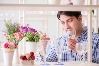 Genç yakışıklı dükkândan alışveriş yapıyor.