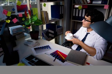 İş adamı ofiste geç saatlere kadar çalışıyor.