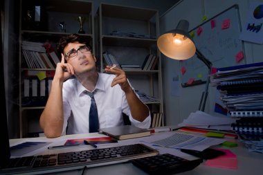 İş adamı ofiste geç saatlere kadar çalışıyor.