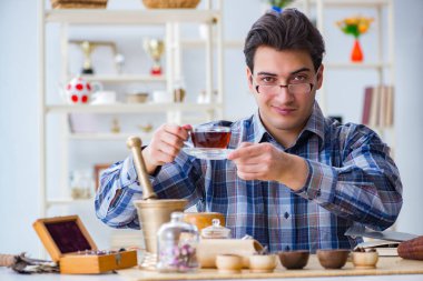 Yeni demler deneyen profesyonel çay uzmanı.