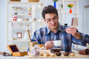 Yeni demler deneyen profesyonel çay uzmanı.