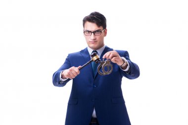 Beyaz arka planda tokmağı olan avukat hukuk öğrencisi.