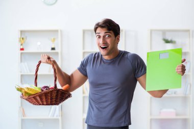 Sağlıklı beslenmenin ve spor yapmanın faydalarını destekleyen bir adam.