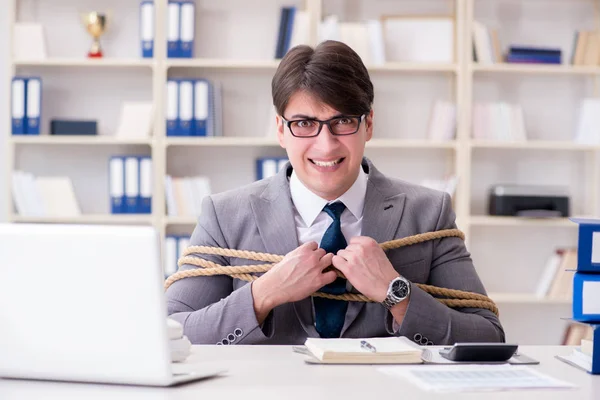 Empresário amarrado com corda no escritório — Fotografia de Stock