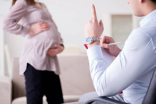 Mulher grávida visitante psicólogo médico — Fotografia de Stock