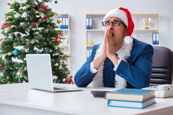 Businessman celebrating christmas holiday in the office — Stock Photo, Image