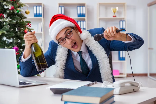 İş adamı Noel tatilini ofiste kutluyor.