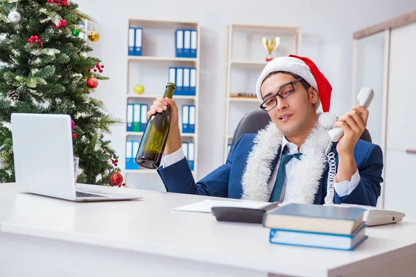 Businessman celebrating christmas holiday in the office — Stock Photo, Image