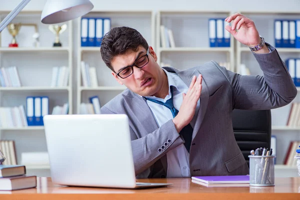 Empresario sudando excesivamente oliendo mal en la oficina en el trabajo — Foto de Stock