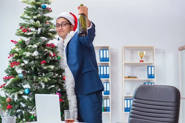 Podnikatel slaví vánoční prázdniny v kanceláři — Stock fotografie