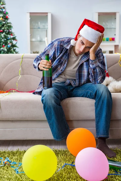 Mężczyzna ma kaca po przyjęciu świątecznym — Zdjęcie stockowe