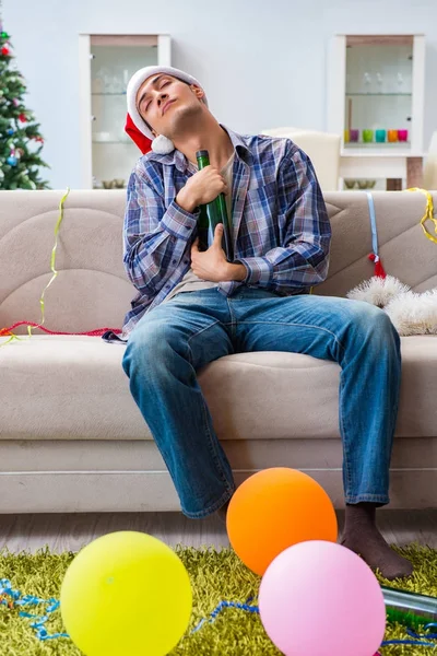 Adam noel partisinden sonra akşamdan kalma.