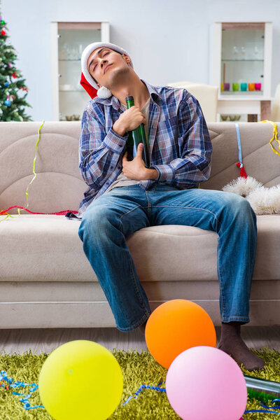 Мужчина с похмелья после рождественской вечеринки