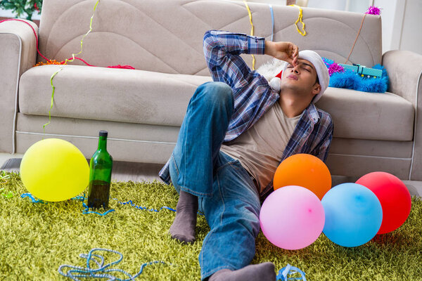 Мужчина с похмелья после рождественской вечеринки