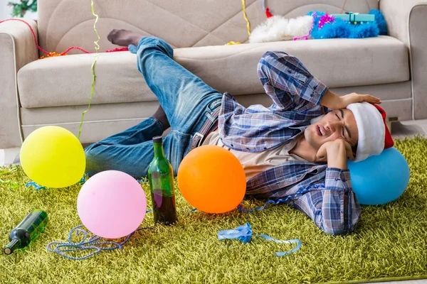 Uomo avendo postumi di sbornia dopo la festa di Natale — Foto Stock